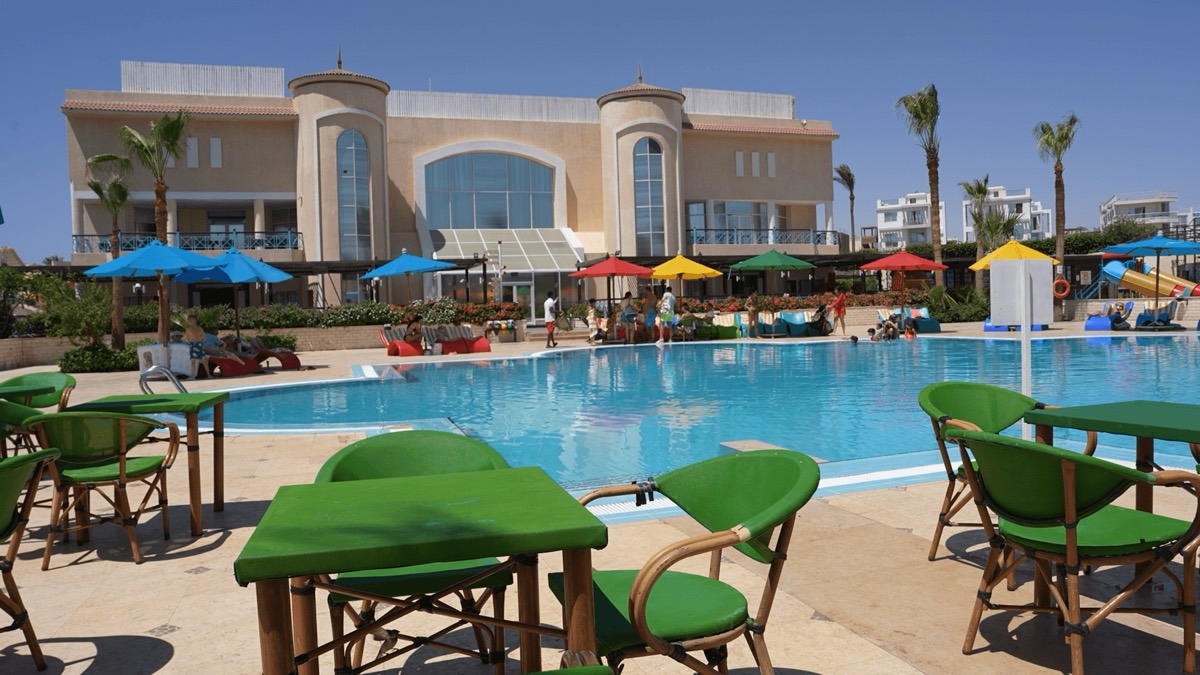 Piscina principale dell'Ivy Cyrene con ombrelloni colorati a Montazah, Sharm el Sheikh