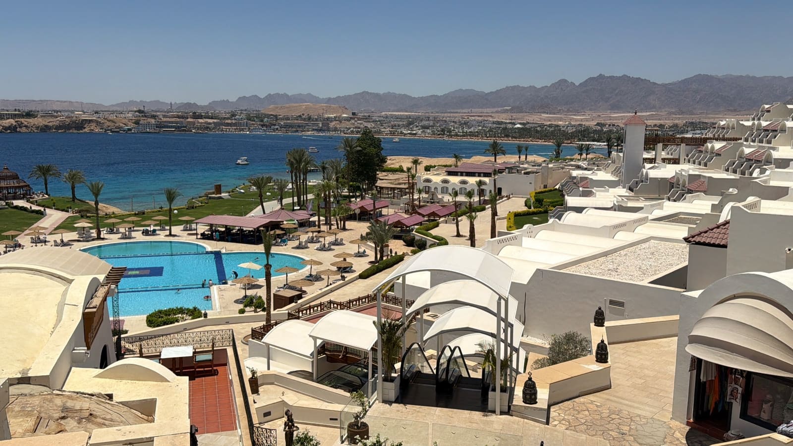 Vista panoramica su Naama Bay e le piscine dal Mövenpick Resort Sharm el Sheikh