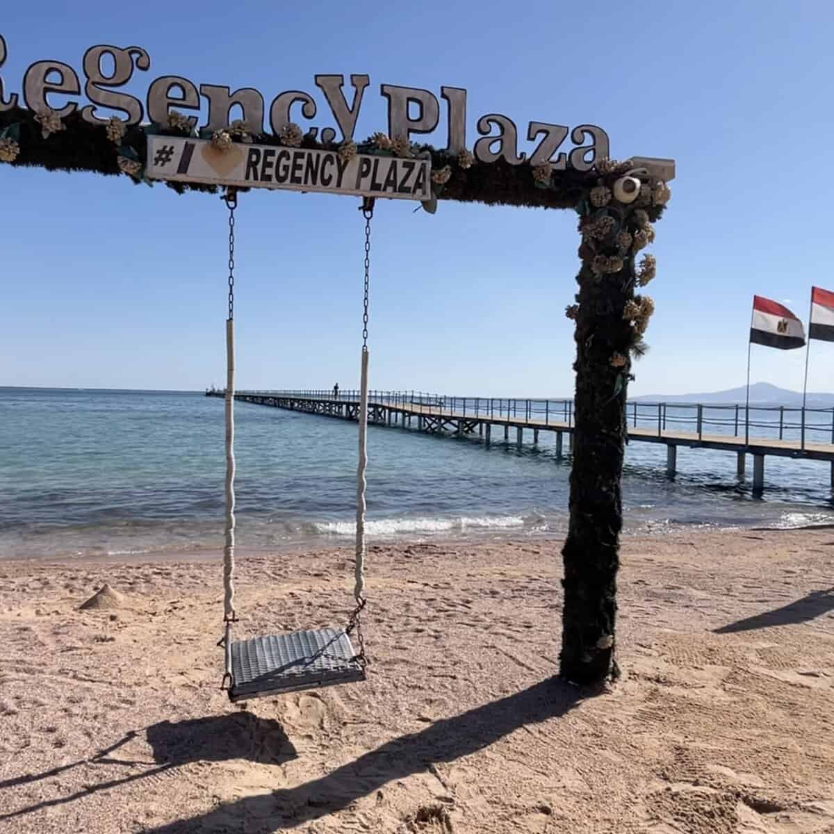 Spiaggia del Regency Plaza con altalena e pontile sul Mar Rosso a Nabq Bay